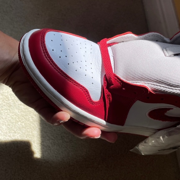 Air Jordan 1 Retro High OG Women's Shoes
Style: DJ4891-061 - Picture 8 of 8